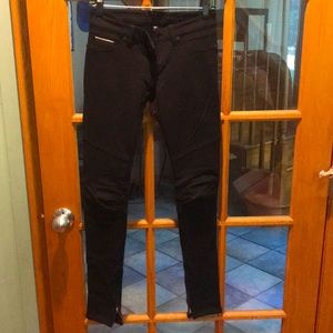 Rockstar women’s black pant. Size XS. Zipper on back pockets & inside ankle.